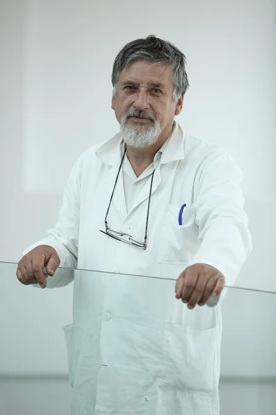 Renowned scientist/doctor in a research center/hospital looking — Stock Photo, Image