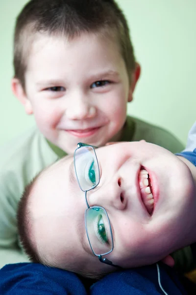 Два маленьких брата счастливы вместе (низкий DOF; цвет тонирован) — стоковое фото
