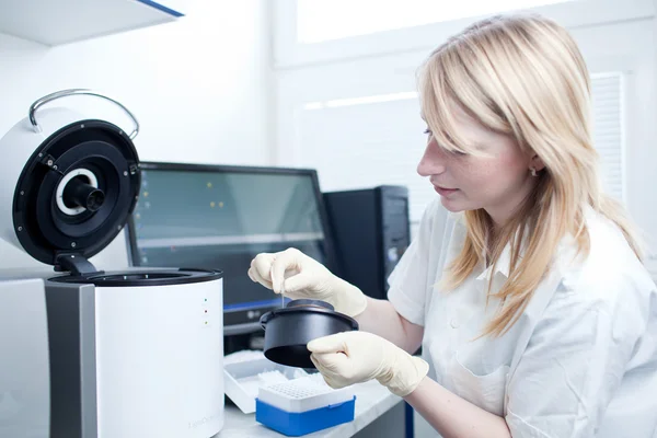 Portrait of a female researcher working in a lab — Stock Photo, Image