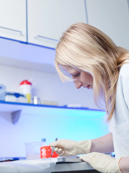 Portrait d'une chercheuse effectuant des recherches en laboratoire (couleur t — Photo