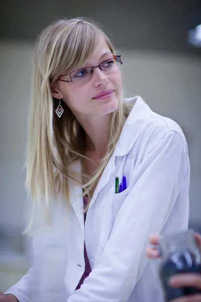 Portrét ženské výzkumník provádí výzkum chemi — Stock fotografie