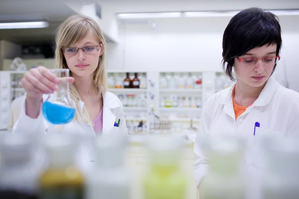 Dos investigadoras investigando en un laboratorio de química —  Fotos de Stock