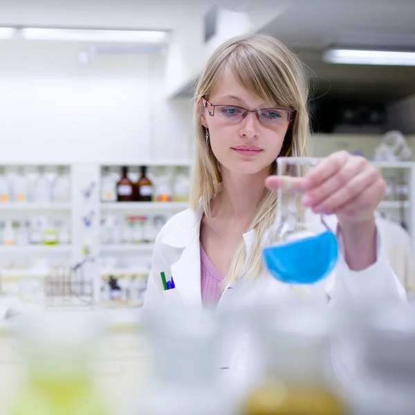 女研究员在化学品进行研究的肖像 — 图库照片