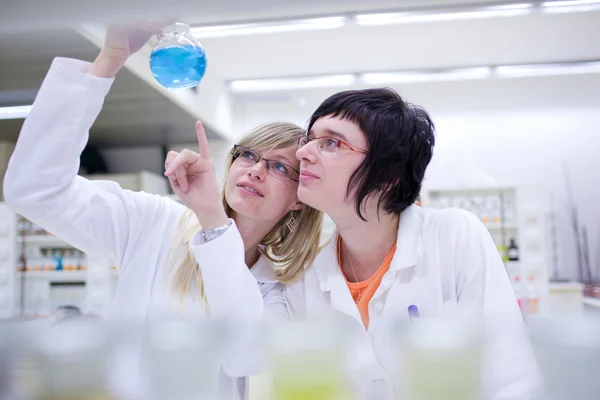 Dos investigadoras investigando en un laboratorio de química — Foto de Stock