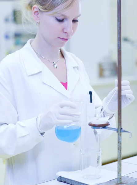 Портрет женщины-исследователя, выполняющей титрацию в химии — стоковое фото