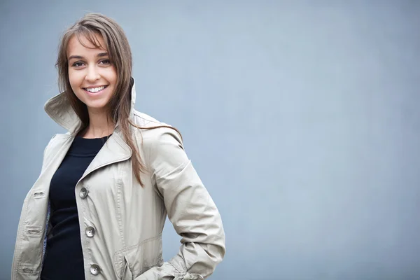 Portret van een mooi, jonge vrouw dragen een elegante jas in fro — Stockfoto