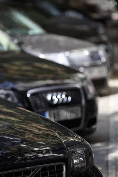 Automotive koncept - rad av bilar parkerade på en gata (ingen identifi — Stockfoto