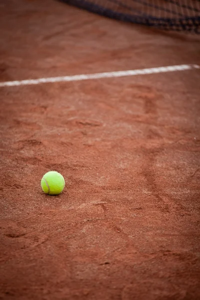 Pelota de tenis en la cancha —  Fotos de Stock