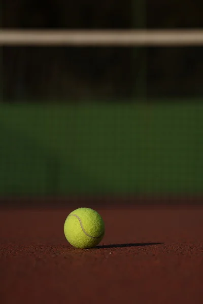 Тенісний м'яч на корті — стокове фото