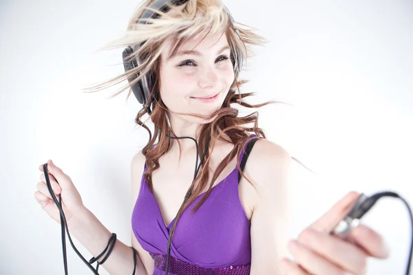Bastante joven mujer / adolescente escuchando música en su hi-end hea —  Fotos de Stock