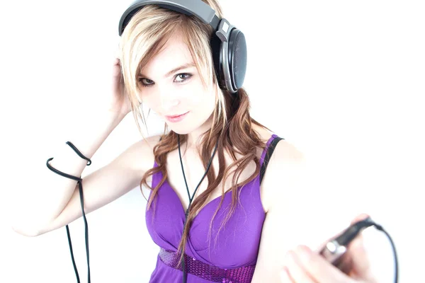 Mooie jonge vrouw/tiener luisteren naar muziek op haar hi-end hea — Stockfoto