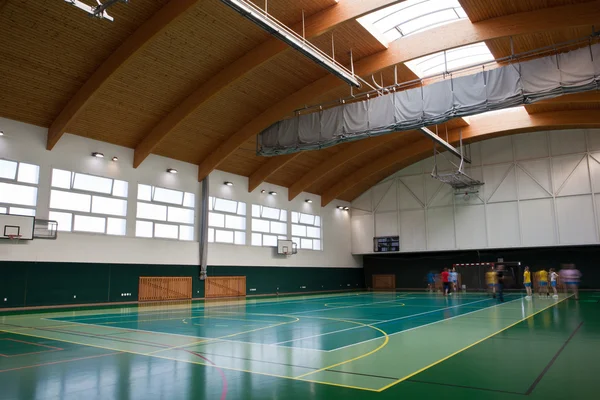 Interior de un moderno gimnasio multifuncional con jóvenes —  Fotos de Stock