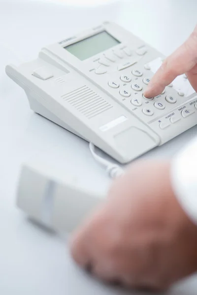 Att göra en telefon ringa (tonad färgbild) — Stockfoto