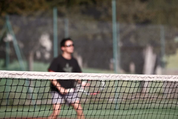 Teniszező akcióban (szelektív összpontosít, fókusz, a neten) — Stock Fotó