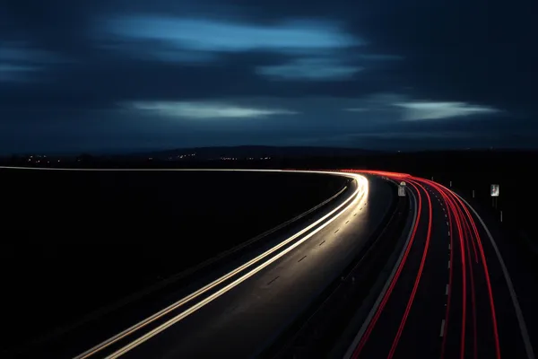 Auto's verplaatsen snel op een snelweg — Stockfoto