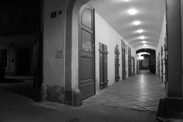 Korridor med flera dörrar — Stockfoto