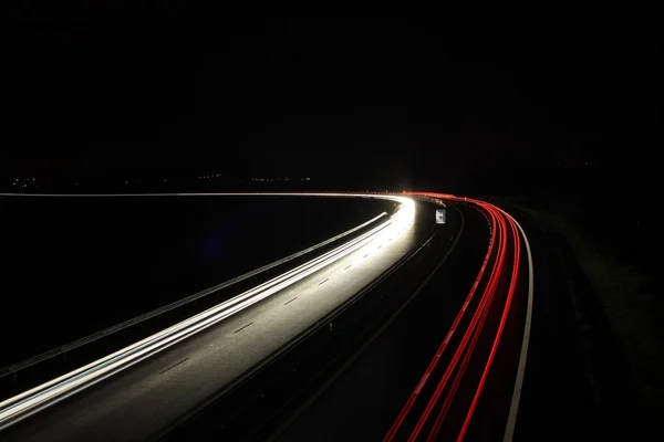 Autos rasen mit hoher Geschwindigkeit auf Autobahn — Stockfoto