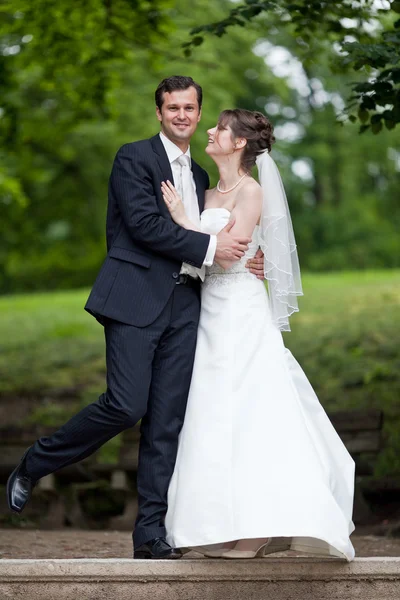 Hermosa pareja de boda joven - recién casado novio y novia posando —  Fotos de Stock