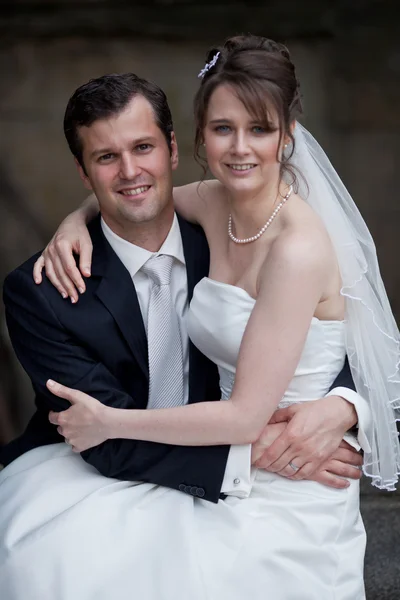 Bella giovane coppia di nozze - sposo appena sposato e sposa in posa — Foto Stock