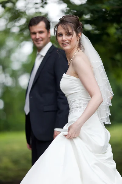 Schönes junges Hochzeitspaar - frisch vermählter Bräutigam und Braut posieren — Stockfoto