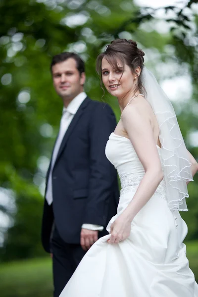Hermosa pareja de boda joven - recién casado novio y novia posando — Foto de Stock