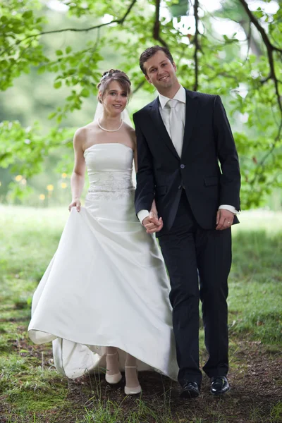 Lovely young wedding couple - freshly wed groom and bride posing — Stock Photo, Image