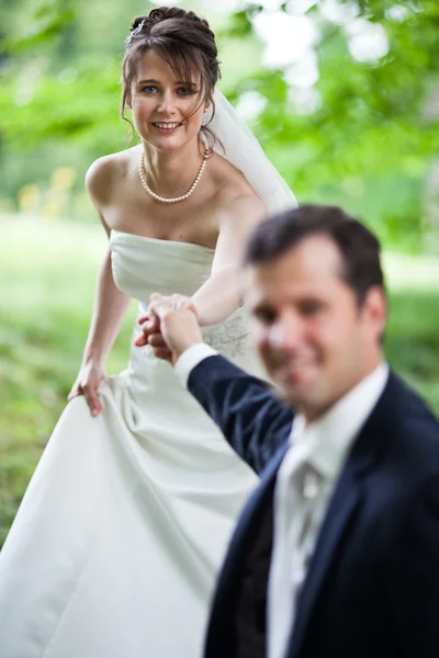 Krásné mladé Svatební pár - čerstvě St ženich a nevěsta pózuje — Stock fotografie