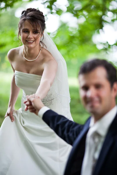 Mooie jonge bruidspaar - vers wo bruidegom en de bruid poseren — Stockfoto