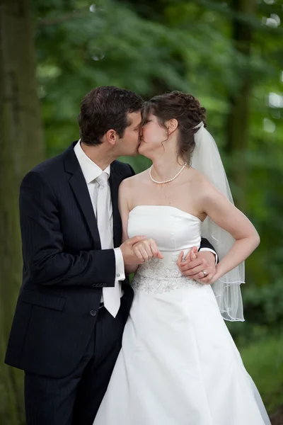 Mooie jonge bruidspaar - vers wo bruidegom en de bruid poseren — Stockfoto