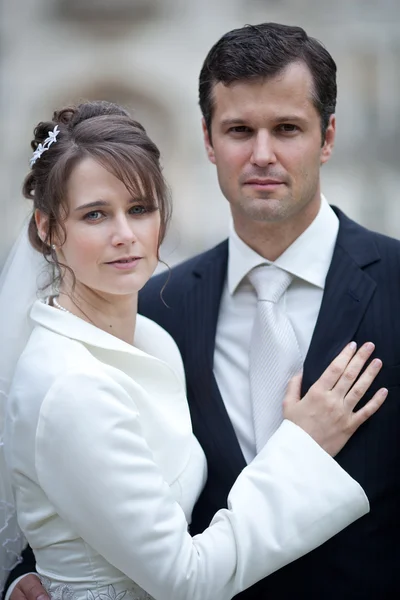 Szép fiatal esküvői pár - frissen sze vőlegény és menyasszony pózol — Stock Fotó