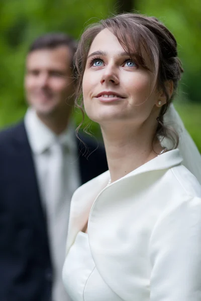 사랑 스러운 젊은 웨딩 커플-갓 결혼된 한 신랑 신부 포즈 — 스톡 사진