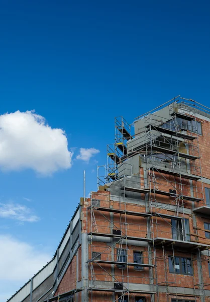 Residential building construction site on a lovely summer day (c — Stock Photo, Image