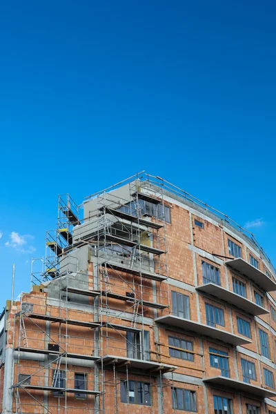 Residential building construction site on a lovely summer day (c — Stock Photo, Image