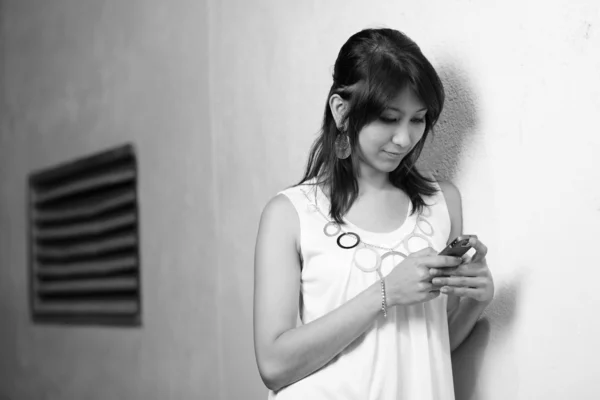 매우 매력적인 젊은 여 자가 문자 메시지 그녀의 셀룰라 전화에 — 스톡 사진