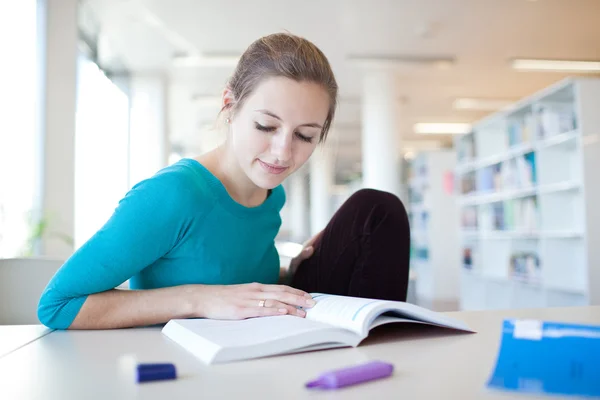Bella giovane studente universitario in una biblioteca — Foto Stock