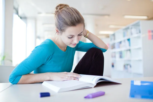 Vrij jonge college student in een bibliotheek — Stockfoto
