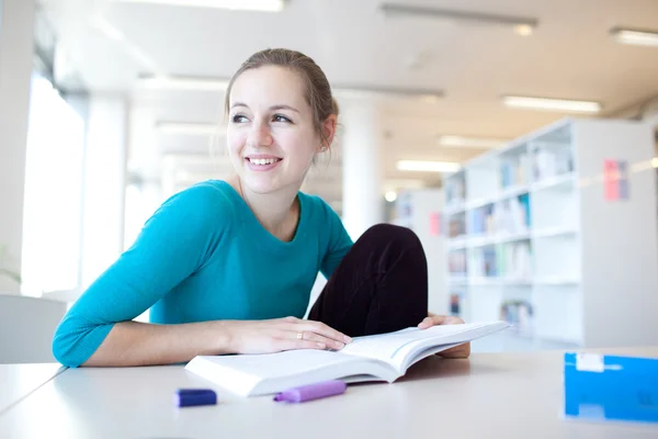 Hezká mladá studentka v knihovně (mělké Dof, barva — Stock fotografie