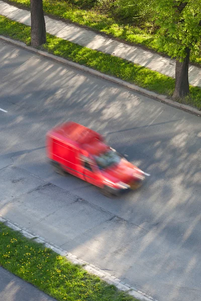 Concepto de exceso de velocidad - Coches moviéndose rápido en una carretera en un hermoso soleado — Foto de Stock