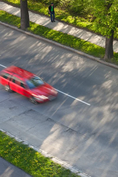 Pojęcie prędkości - samochody poruszają się szybko w drogę na piękny słoneczny — Zdjęcie stockowe