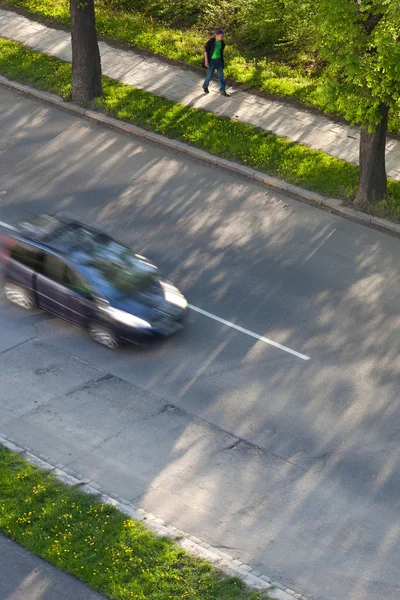Conceito de velocidade - Carros em movimento rápido em uma estrada em um lindo ensolarado — Fotografia de Stock