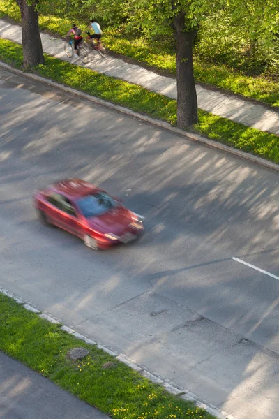 Urychlení koncept - auta se pohybují rychle na silnici na krásné slunné — Stock fotografie