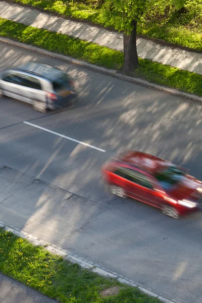 Concetto di eccesso di velocità - Auto in movimento veloce su una strada su una bella soleggiata — Foto Stock