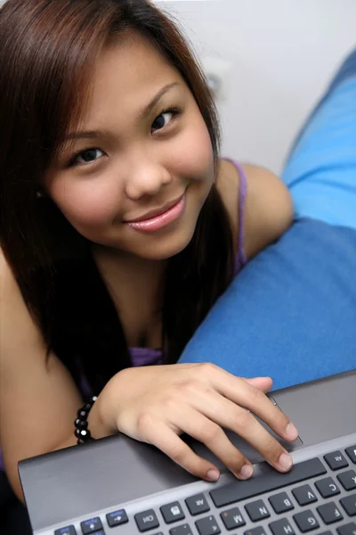 Student werkt aan haar laptop in haar kamer. — Stockfoto