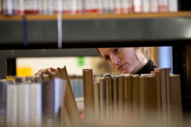 güzel Bayan üniversite öğrencisi üniversite kitaplığı