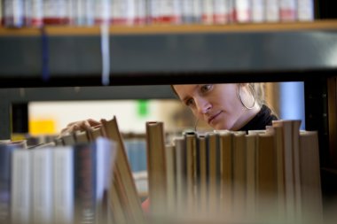 güzel Bayan üniversite öğrencisi üniversite kitaplığı