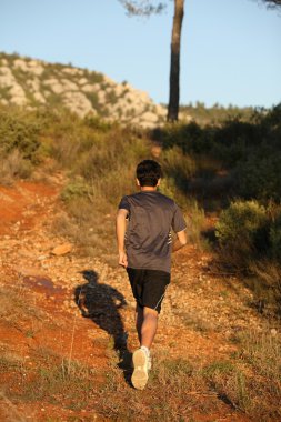 güneşli manzara ile hareketli runner.