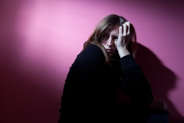 genç kadın şiddetli depresyon