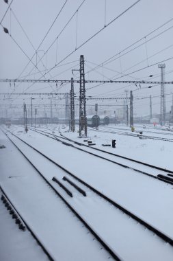 karla kaplı tren istasyonu bir soğuk kış gününde