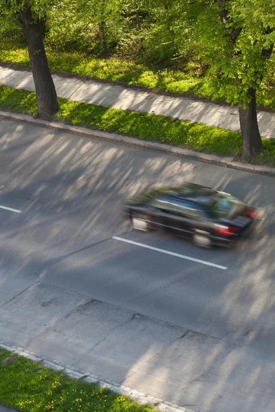 Επιτάχυνση έννοια - αυτοκίνητα κινούνται γρήγορα σε ένα δρόμο για μια όμορφη ηλιόλουστη — Φωτογραφία Αρχείου