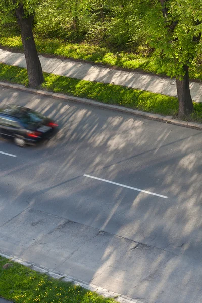 과속 개념-아름 다운 햇살에로에 빨리 이동 하는 자동차 — 스톡 사진
